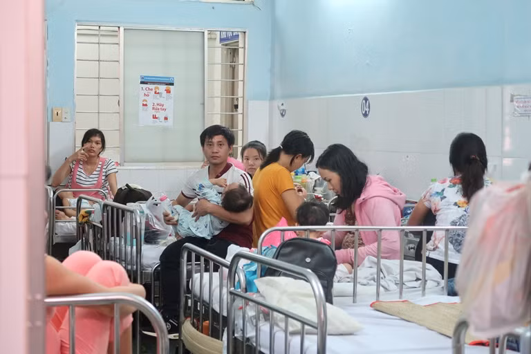 Trẻ mắc tay chân miệng đông, cải tạo căng tin làm nơi chữa bệnh ảnh 3