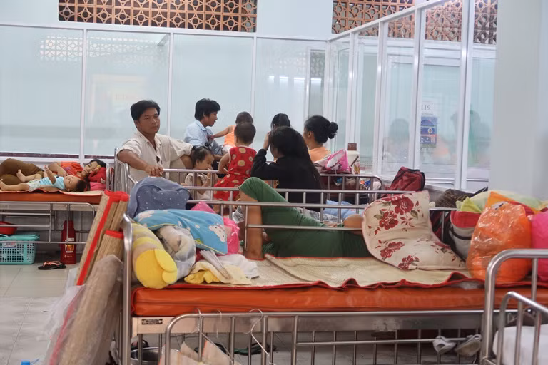 Trẻ mắc tay chân miệng đông, cải tạo căng tin làm nơi chữa bệnh ảnh 1