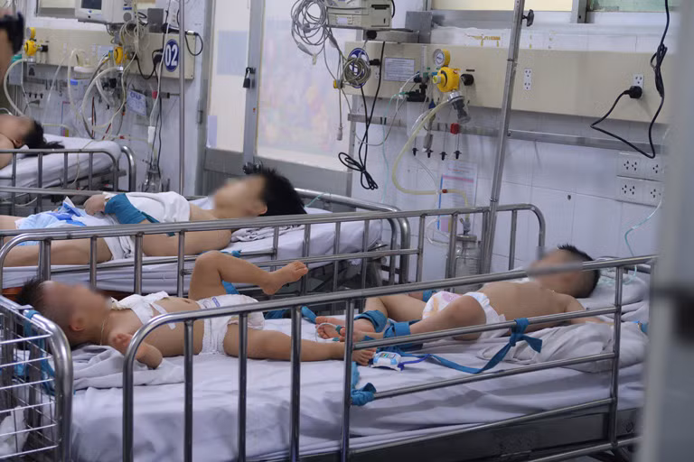 Trẻ mắc tay chân miệng đông, cải tạo căng tin làm nơi chữa bệnh ảnh 10