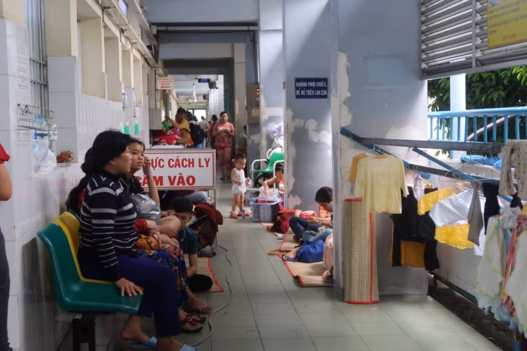 Trẻ mắc tay chân miệng đông, cải tạo căng tin làm nơi chữa bệnh ảnh 5