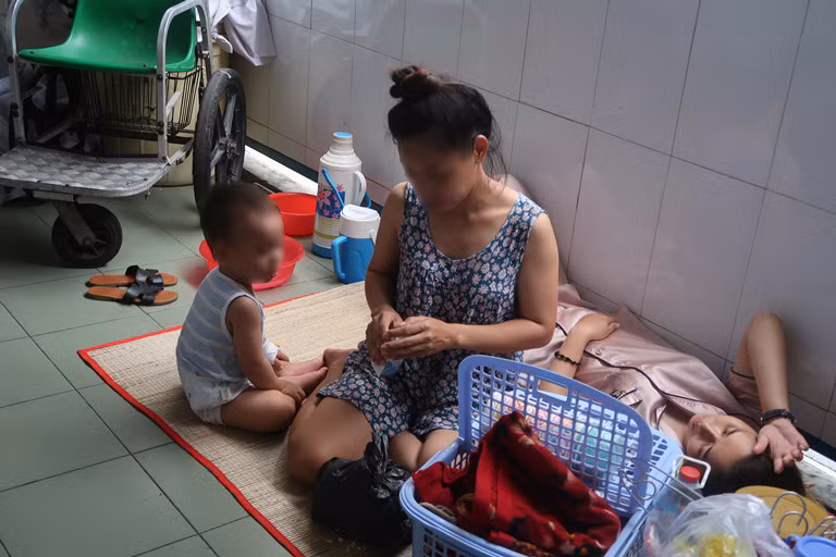 Trẻ mắc tay chân miệng đông, cải tạo căng tin làm nơi chữa bệnh ảnh 7