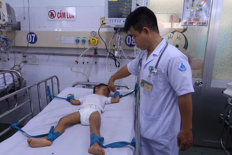 Trẻ mắc tay chân miệng đông, cải tạo căng tin làm nơi chữa bệnh ảnh 8