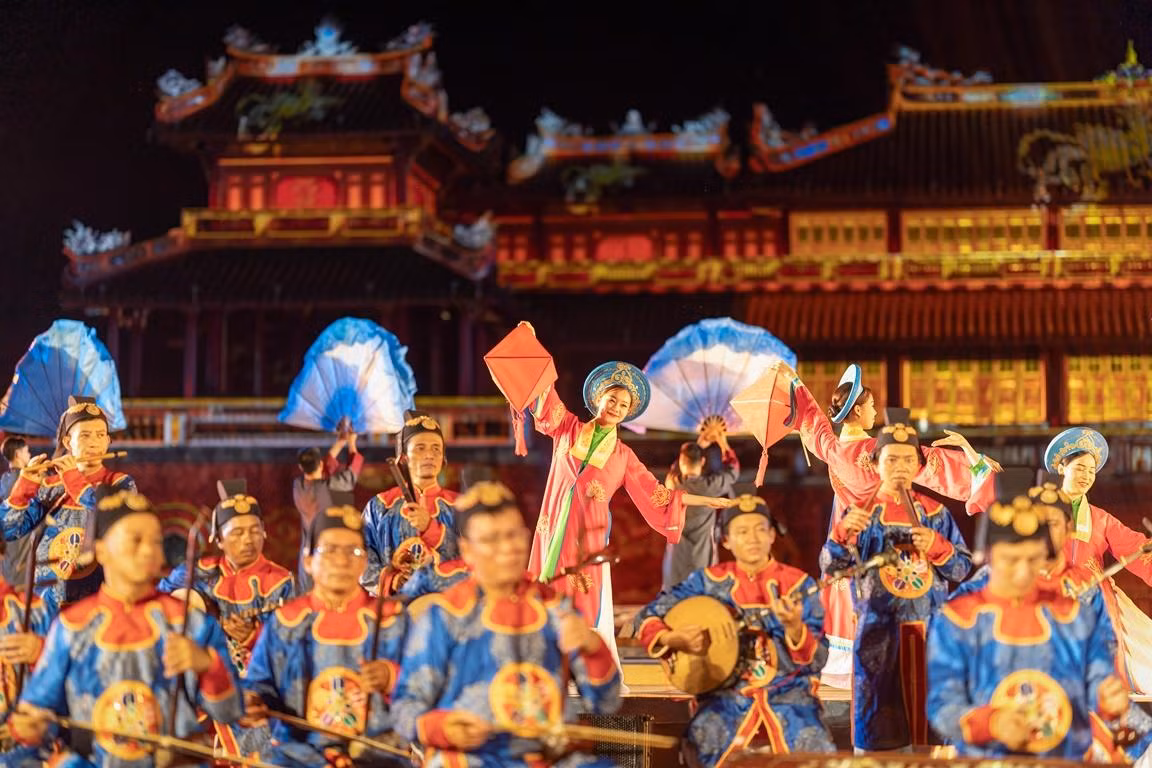 Chương trình nghệ thuật đêm khai màn gồm 3 phần: "Bài thơ đô thị”, “Tinh hoa hội tụ” và “Huế thành phố xanh”, với sự tham gia biểu diễn của hàng trăm nghệ sĩ đến từ Nhà hát Nghệ thuật Cung đình Huế, Nhà hát Ca kịch Huế, Học viện Âm nhạc Huế, Học viện Âm nhạc Quốc gia Việt Nam, Nhà hát Ca múa nhạc Việt Nam, Đoàn Nghệ thuật dân tộc Lào Cai, Đoàn Nghệ thuật dân tộc Đắk Lắk, Trường Văn hoá Nghệ thuật Huế.
