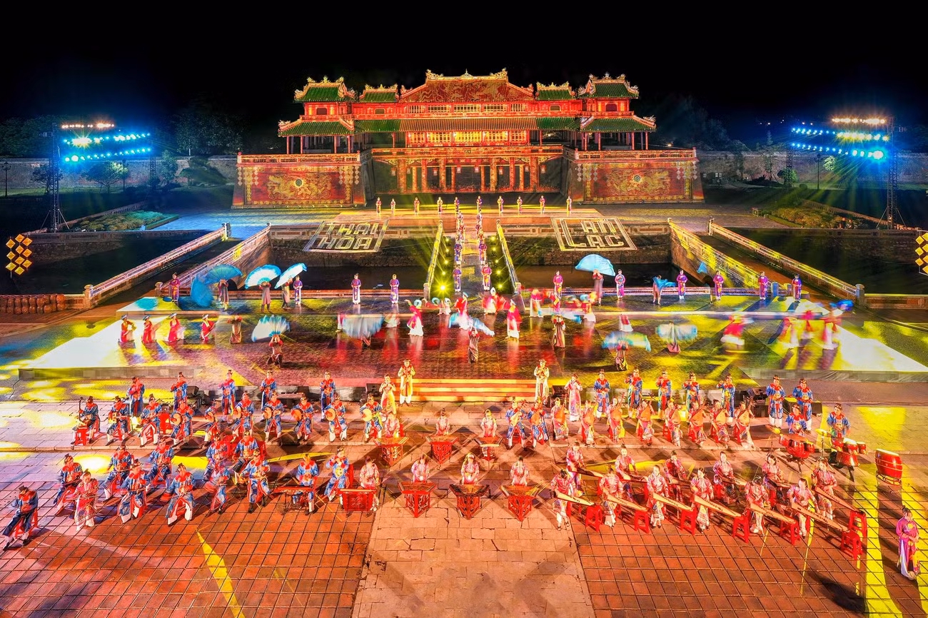 Đến dự đêm khai màn tuần lễ Festival Huế 2022 có Ủy viên Bộ Chính trị, Giám đốc Học viện Chính trị Quốc gia Hồ Chí Minh, Chủ tịch Hội đồng lý luận Trung ương Nguyễn Xuân Thắng; Ủy viên Trung ương Đảng, Trưởng Ban Đối ngoại Trung ương Lê Hoài Trung, lãnh đạo một số tỉnh, thành phố, cùng đại diện các tổ chức, đối tác quốc tế, tổ chức phi Chính phủ nước ngoài tại Việt Nam.