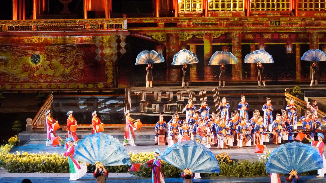 Điều khiến nhiều người mong đợi nhất là đêm khai màn tuần lễ Festival 2022 diễn ra vào tối 25/6 tại di tích Ngọ môn - Đại nội Huế. Kể từ Festival Huế 2018, sau các lần lùi thời gian tổ chức do ảnh hưởng, gián đoạn bởi dịch bệnh COVID-19, tỉnh TT-Huế quyết định lễ hội này diễn ra ngay từ đầu năm 2022, theo hình thức Festival Huế 4 mùa, trải dài qua các mùa Xuân, Hạ, Thu, Đông.
