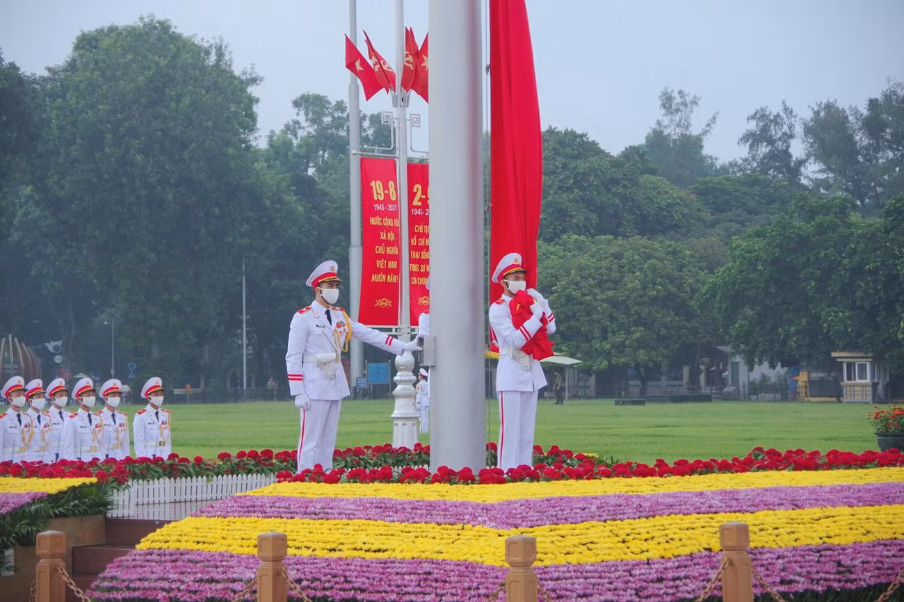 Đội hình xuất phát từ sau lễ đài rồi cơ động về trước cột cờ thực hiện nhiệm vụ. Khi mệnh lệnh chào cờ cất lên, cả đội hình sẽ thực hiện động tác chào uy nghiêm và Tổ Quốc kỳ sẽ thực hiện động tác tung Quốc kỳ lên không trung.