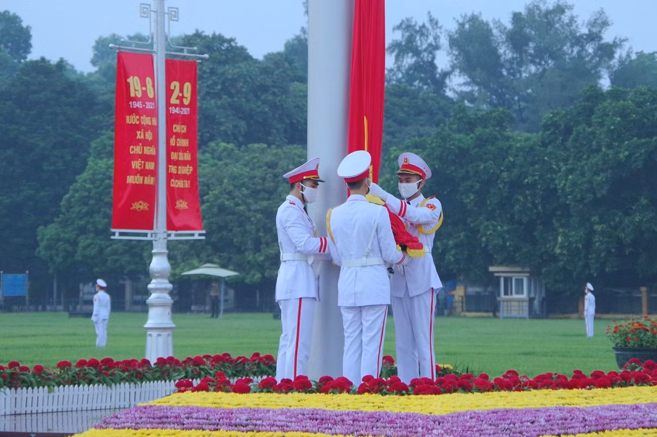 Cẩn thận trong từng động tác treo cờ