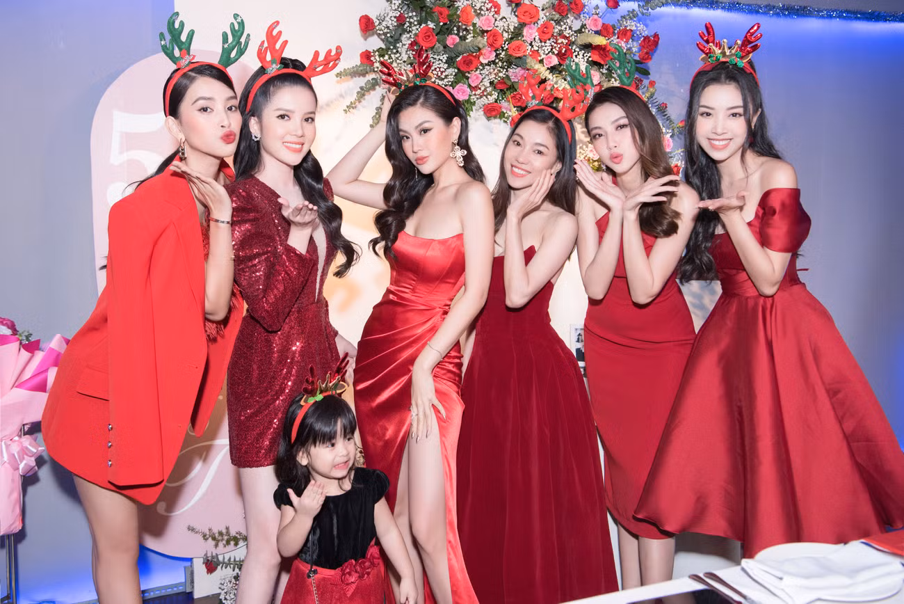 Dàn Hoa, Á hậu diện sắc đỏ nóng bỏng dự tiệc kỷ niệm 5 năm ngày cưới Á hậu Diễm Trang ảnh 3