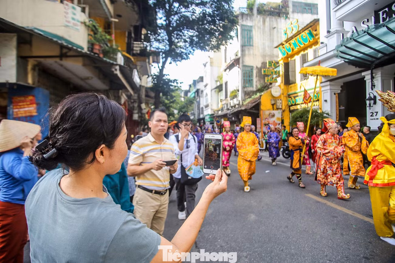 Người dân háo hức hòa chung cùng không khí lễ hội.