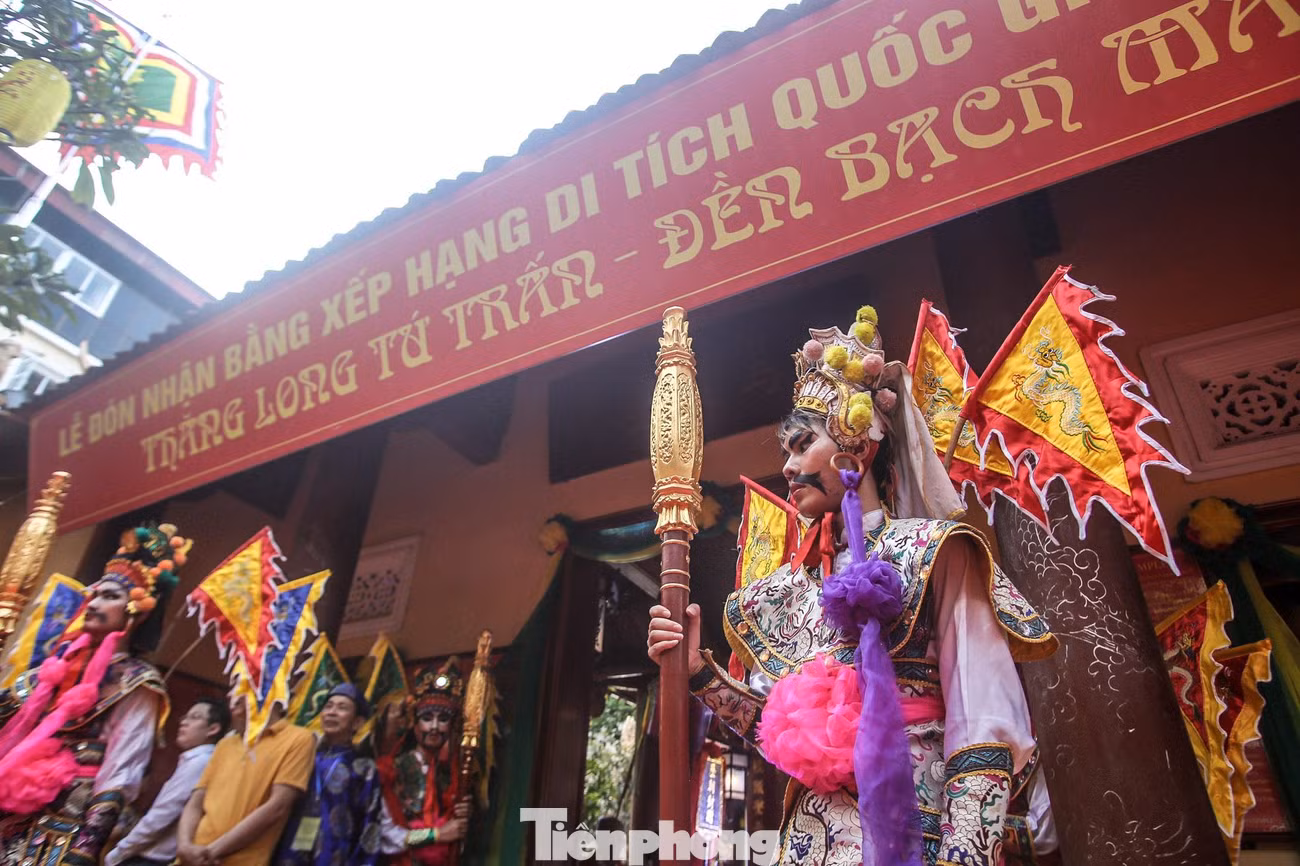 Đoàn rước kiệu kết thúc ở đền Bạch Mã trước khi được đưa vào trong làm lễ.