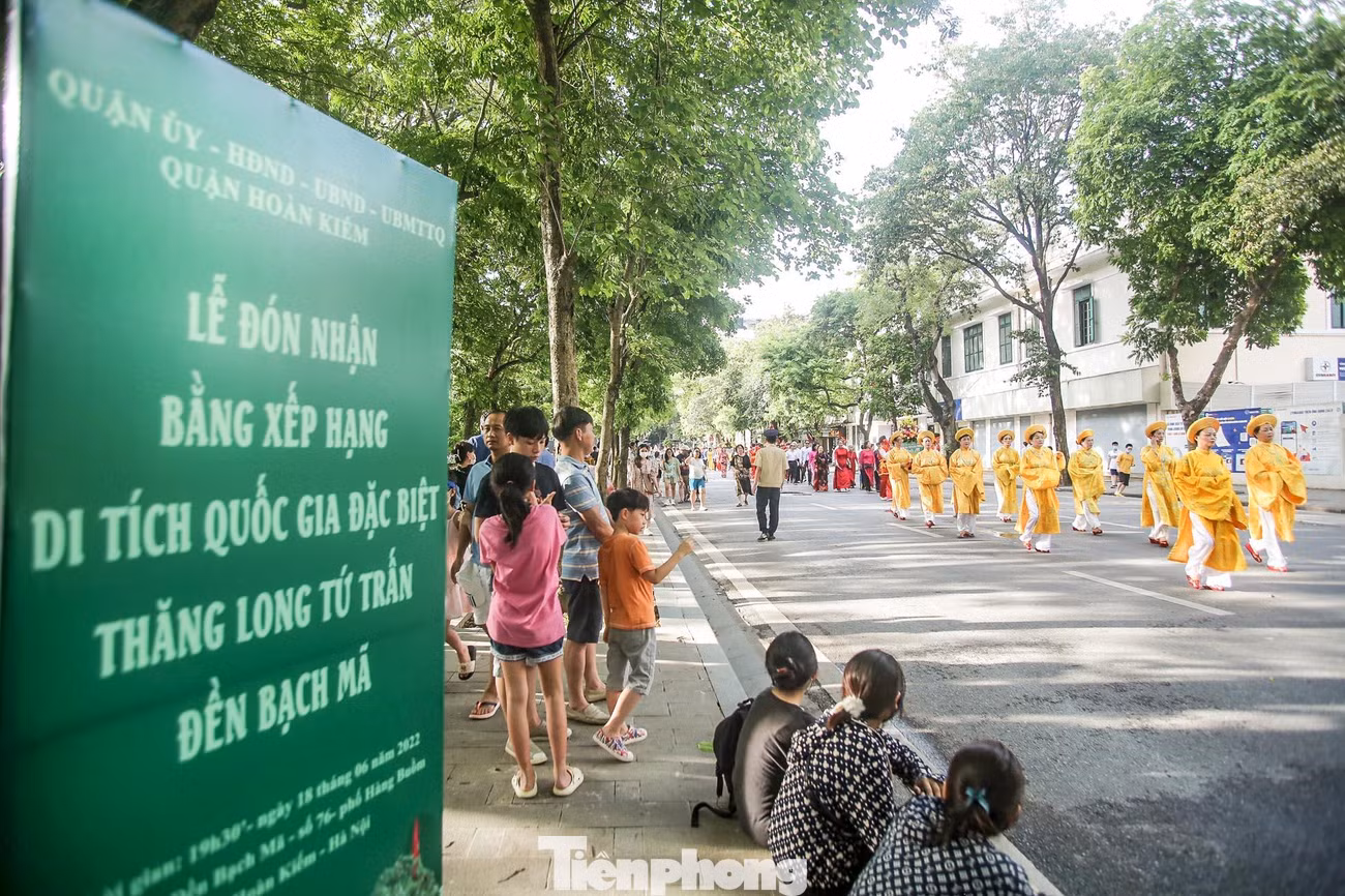 “Thăng Long tứ trấn” gắn với việc ra đời của kinh đô Thăng Long thời nhà Lý, nơi thờ bốn vị thần trấn giữ bốn phương huyết mạch, bảo vệ kinh thành Thăng Long xưa và Thủ đô Hà Nội ngày nay, gồm các ngôi đền: Bạch Mã, Voi Phục, Kim Liên và Quán Thánh. Trong đó, đền Bạch Mã được dân gian coi là đệ nhất tứ trấn, nơi thờ thần Long Đỗ trấn giữ phía Đông kinh thành Thăng Long.
