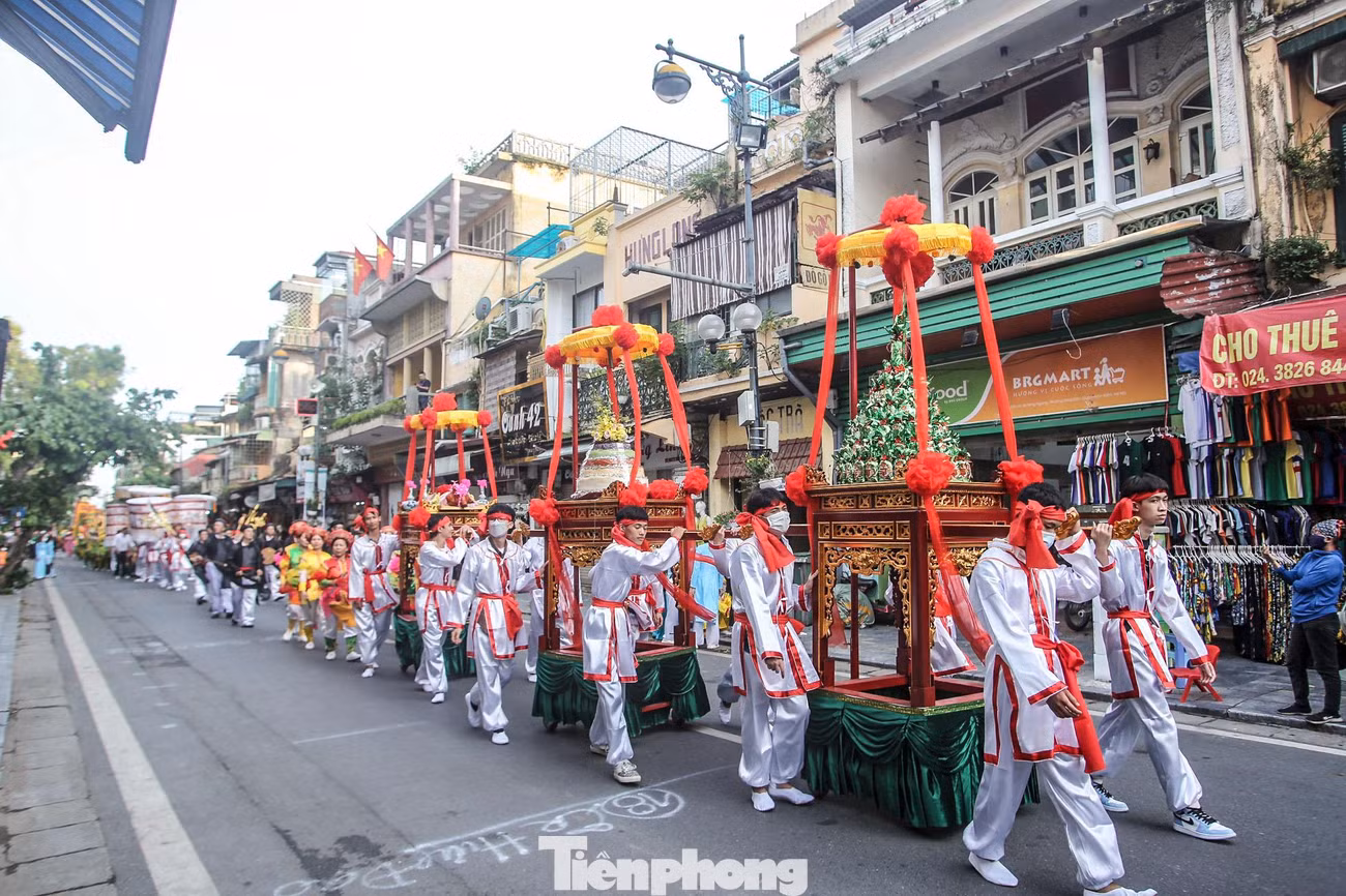 Sự kiện đã thu hút hàng nghìn người dân Thủ đô thuộc tham gia rước kiệu.