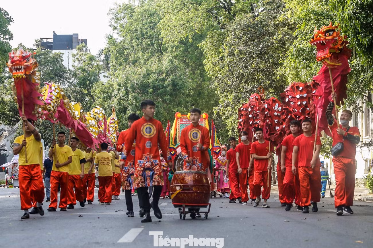 Lễ rước theo nghi lễ truyền thống xuất phát từ đền Bạch Mã đi qua các tuyến phố: Mã Mây - Hàng Bạc - Hàng Bè - Hàng Dầu - Đinh Tiên Hoàng - Hàng Khay - Lê Thái Tổ - Quảng trường Đông Kinh Nghĩa Thục - Hàng Đào - Hàng Ngang - Hàng Buồm - kết thúc về Đền Bạch Mã.
