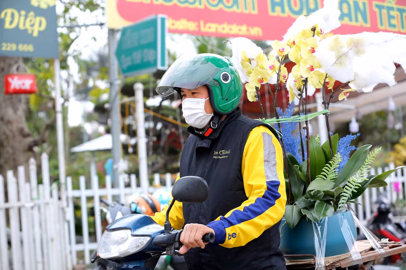 Những bình hoa nhỏ sẽ được vận chuyển trên xe máy, với những chậu lan "khủng" sẽ được đưa lên ô tô tải có thùng kín để chở về nhà cho khách, đảm bảo hoa không bị hỏng trong quá trình vận chuyển.