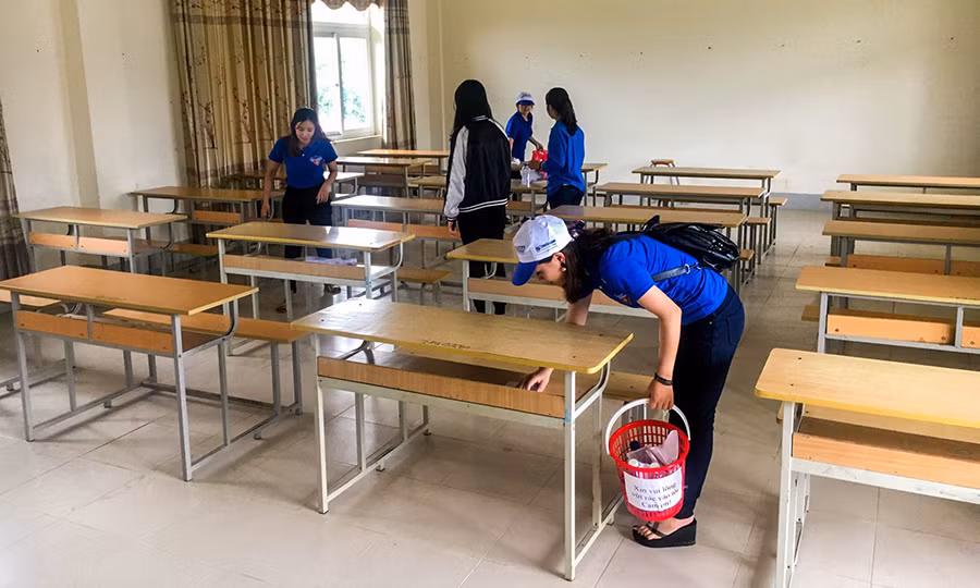 Thanh niên tình nguyện đội mưa tiếp sức sĩ tử ảnh 7