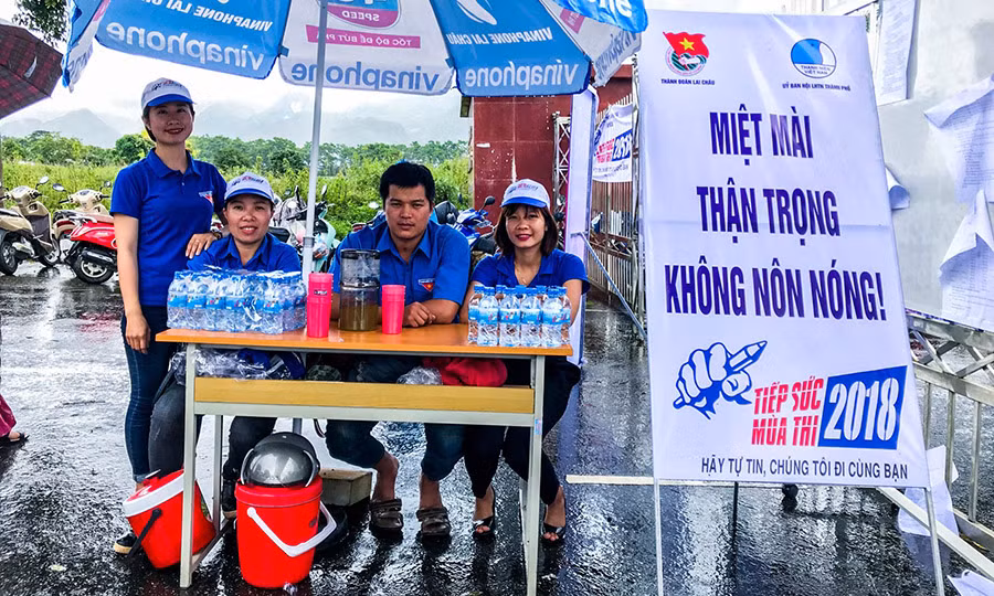 Thanh niên tình nguyện đội mưa tiếp sức sĩ tử ảnh 8