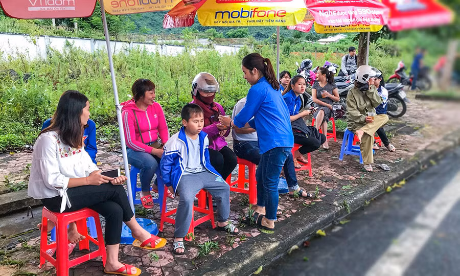 Thanh niên tình nguyện đội mưa tiếp sức sĩ tử ảnh 6