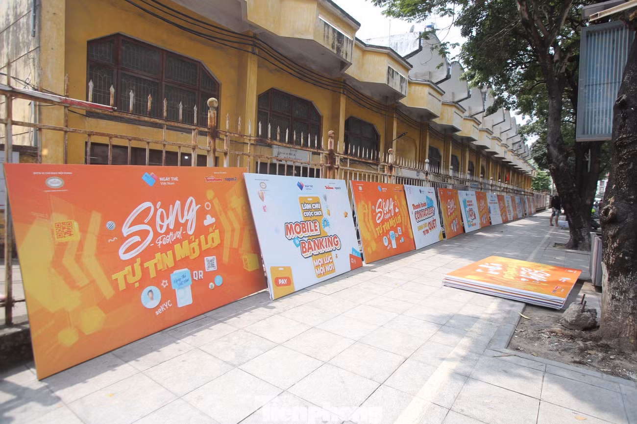 Các cụm trang trí ngày hội Sóng Festival bên ngoài SVĐ Bách Khoa.