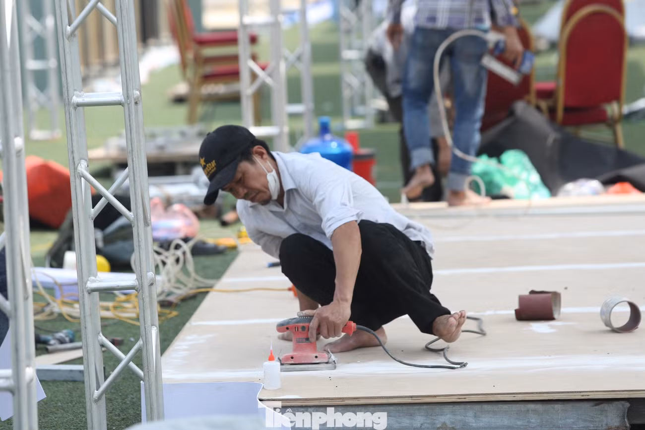 Công nhân tất bật thi công tại SVĐ Bách Khoa trước ngày diễn ra hội chính.