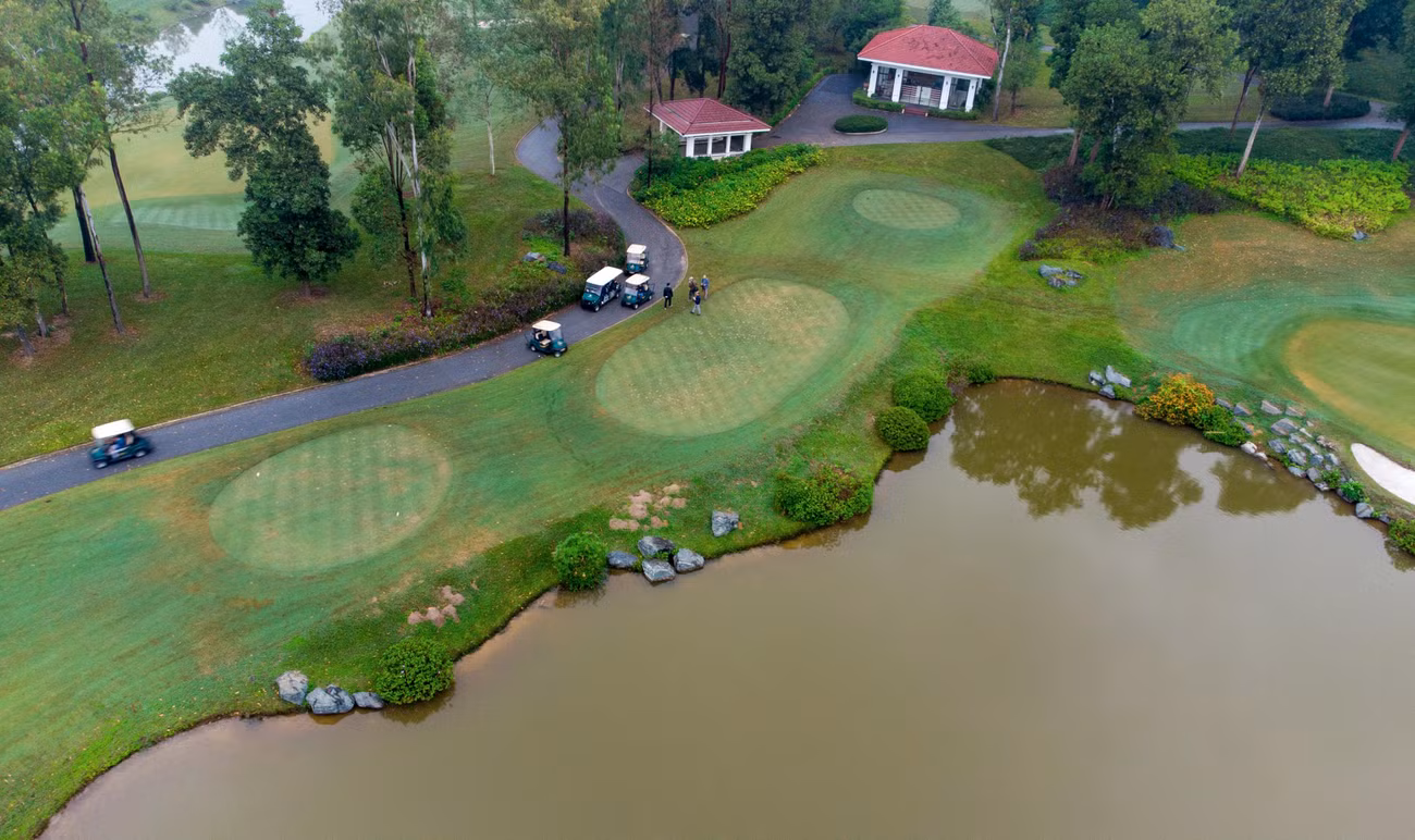 Sân Kings Course vừa được bảo dưỡng, xén tỉa, làm thoáng khí và lu mặt cỏ. (Ảnh: Như Ý)