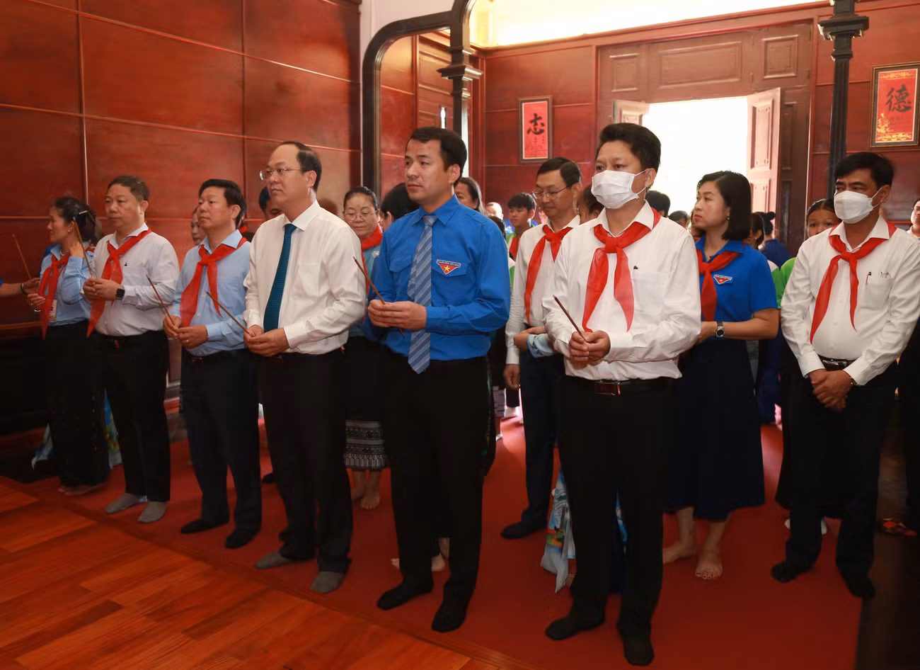Lãnh đạo Ban Tuyên giáo Trung ương, Trung ương Đoàn, TPHCM dâng hương tưởng niệm Chủ tịch Hồ Chí Minh tại Nhà thiếu nhi TPHCM.