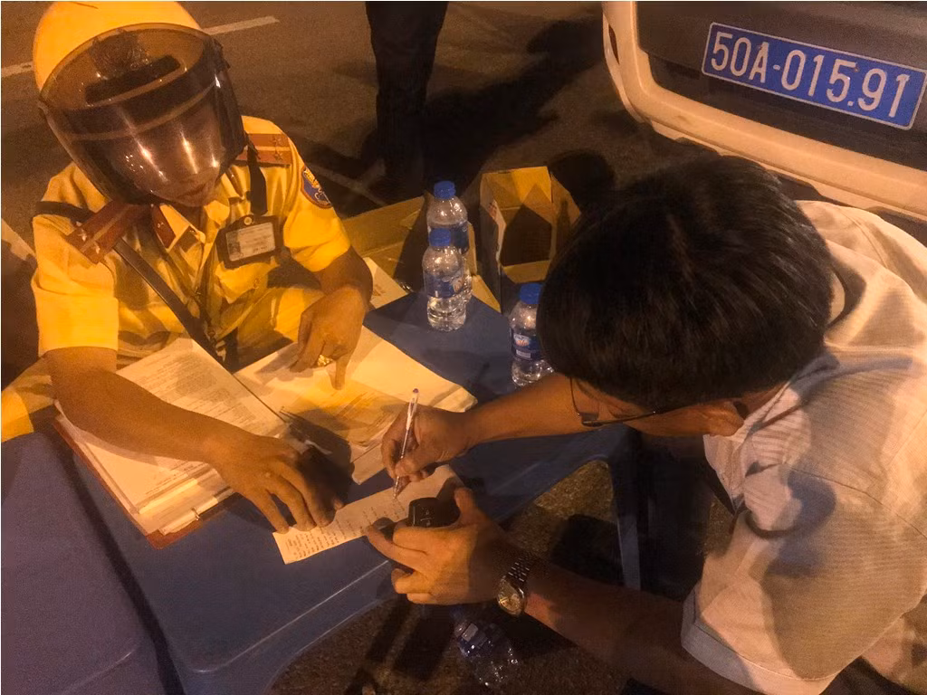 Uống 15 lon bia vẫn lái ô tô, tài xế khăng khăng 'tôi đâu có say' ảnh 10