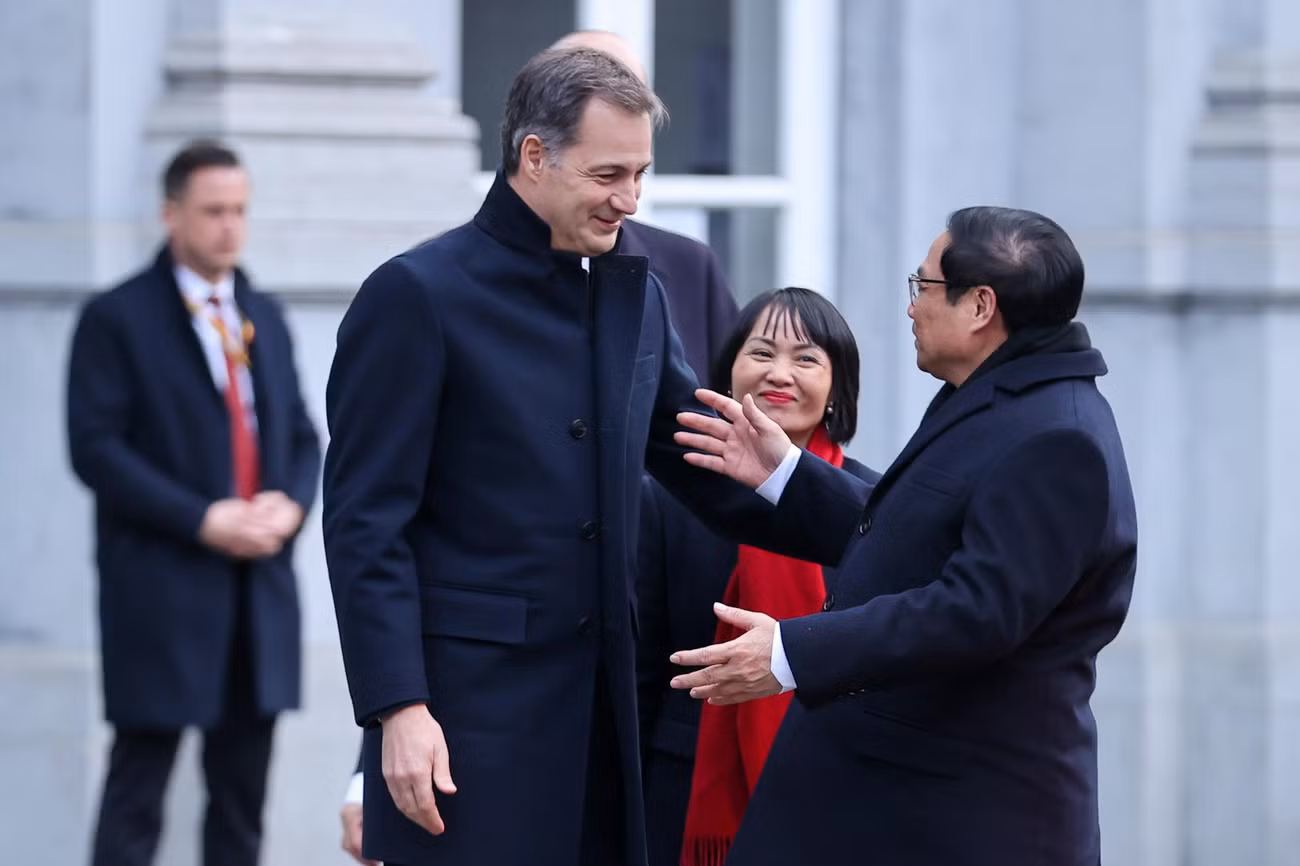 Thủ tướng Vương quốc Bỉ Alexander De Croo ra tận nơi đỗ xe đón Thủ tướng Phạm Minh Chính.