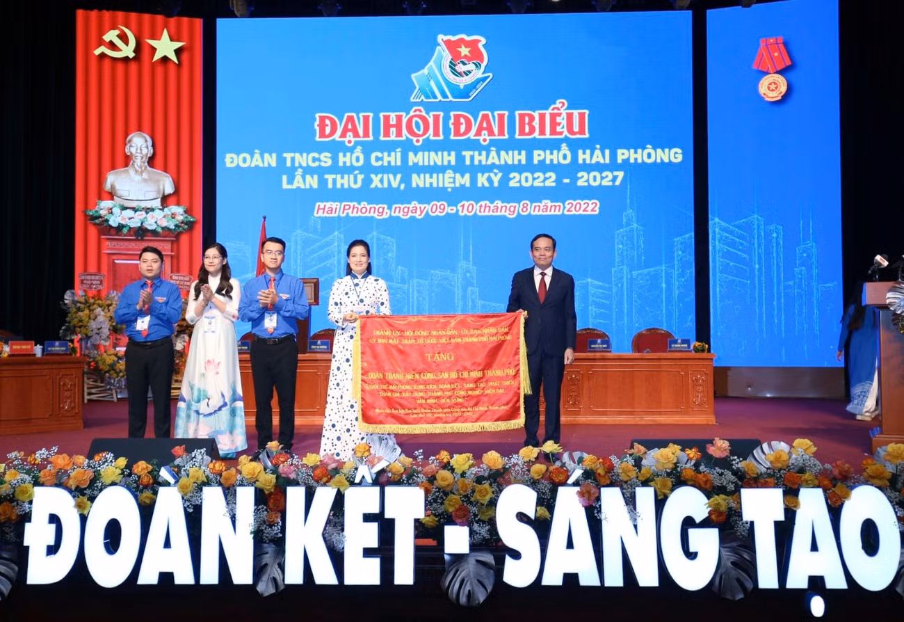 Ông Trần Lưu Quang - Bí thư Thành ủy Hải Phòng tặng Bức trướng tới Đoàn TNCS Hồ Chí Minh TP Hải Phòng Ông Trần Lưu Quang - Bí thư Thành ủy Hải Phòng tặng Bức trướng tới Đoàn TNCS Hồ Chí Minh TP Hải Phòng