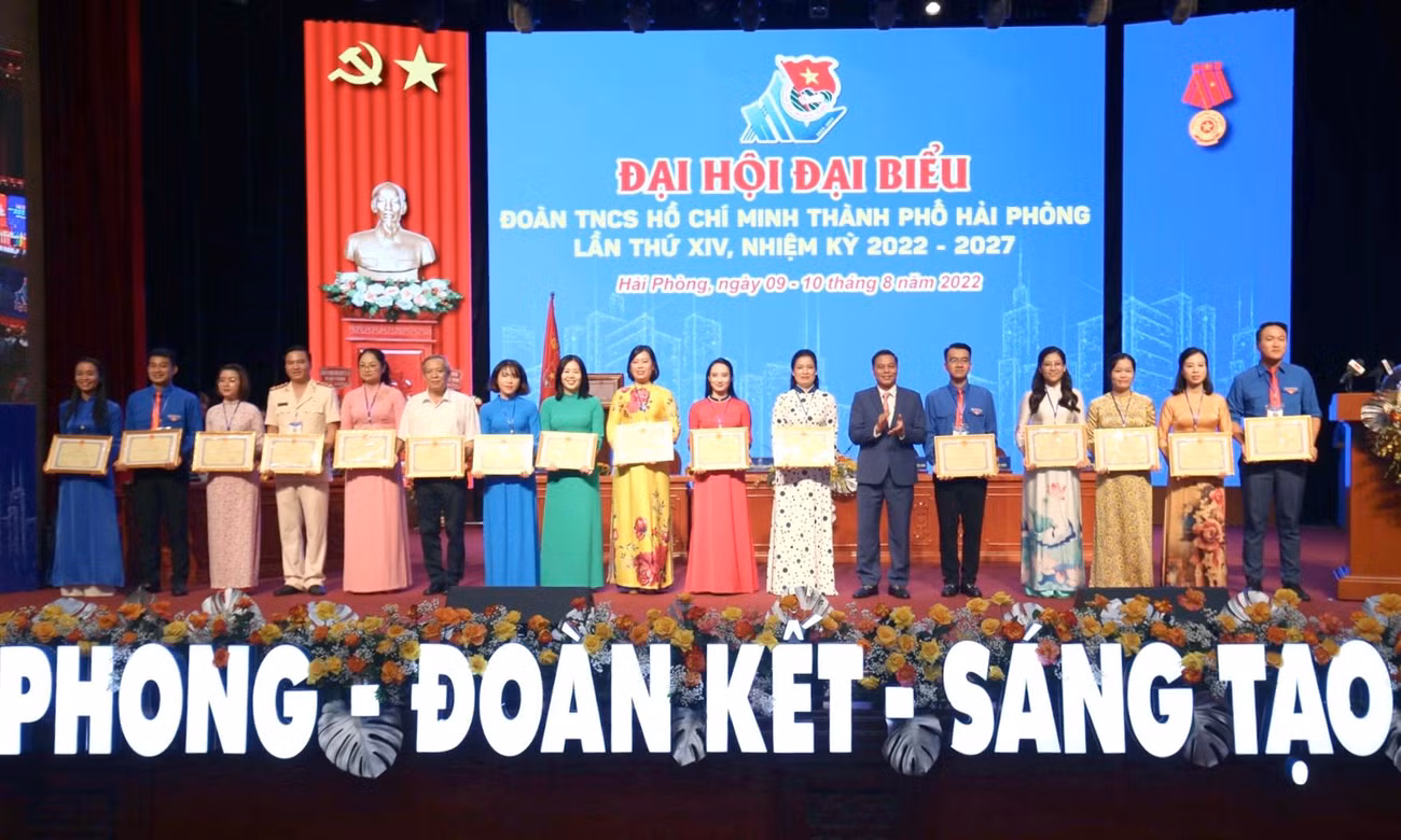 Dịp này, UBND TP. Hải Phòng trao tặng Bằng khen cho nhiều cá nhân, tập thể Dịp này, UBND TP. Hải Phòng trao tặng Bằng khen cho nhiều cá nhân, tập thể
