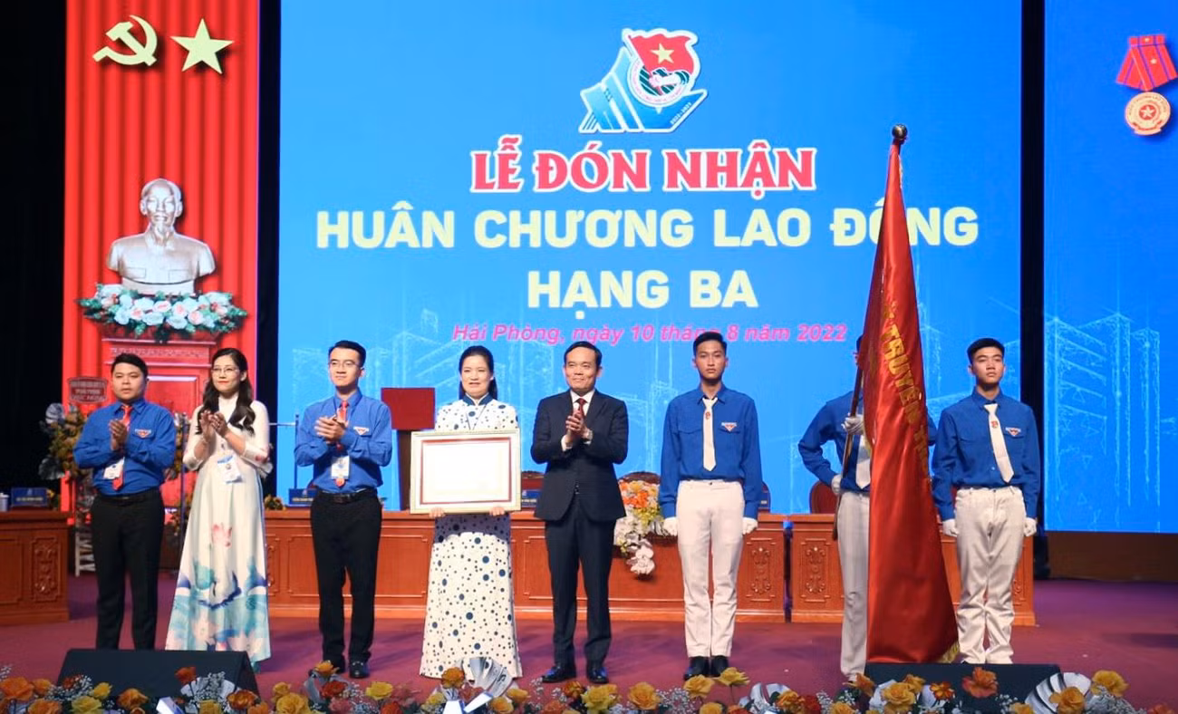 Thừa ủy quyền của Chủ tịch nước, ông Trần Lưu Quang - Bí thư Thành ủy Hải Phòng trao tặng Huân chương Lao động hạng Ba cho Đoàn TNCS Hồ Chí Minh Thành phố Hải Phòng Thừa ủy quyền của Chủ tịch nước, ông Trần Lưu Quang - Bí thư Thành ủy Hải Phòng trao tặng Huân chương Lao động hạng Ba cho Đoàn TNCS Hồ Chí Minh Thành phố Hải Phòng