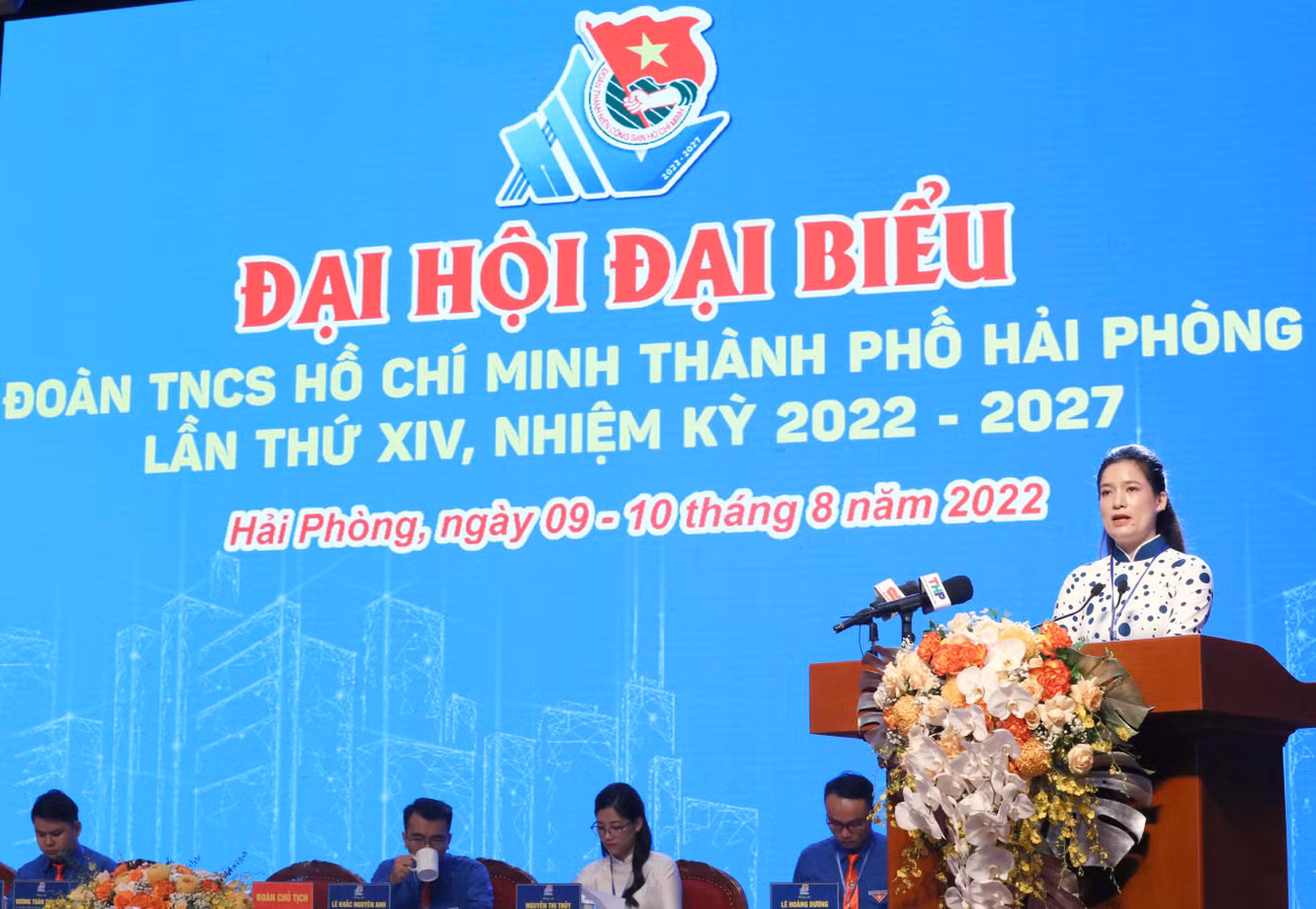 Chị Vương Toàn Thu Thủy - Bí thư Thành Đoàn Hải Phòng trình bày tóm tắt dự thảo Báo cáo chính trị của BCH khóa XIII tại Đại hội. Chị Vương Toàn Thu Thủy - Bí thư Thành Đoàn Hải Phòng trình bày tóm tắt dự thảo Báo cáo chính trị của BCH khóa XIII tại Đại hội.
