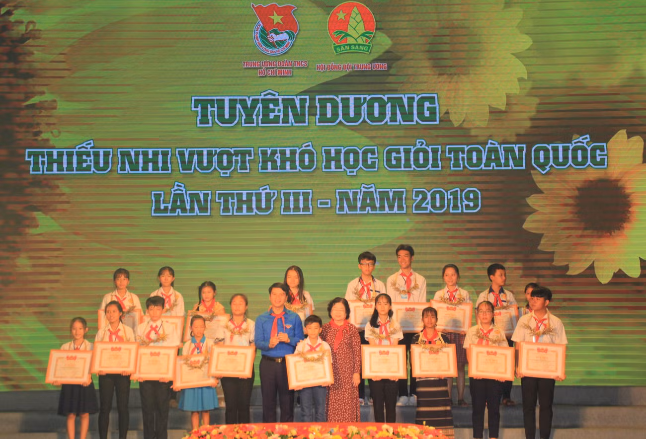 Tuyên dương những bạn nhỏ nỗ lực vượt khó, thắp sáng ước mơ ảnh 9