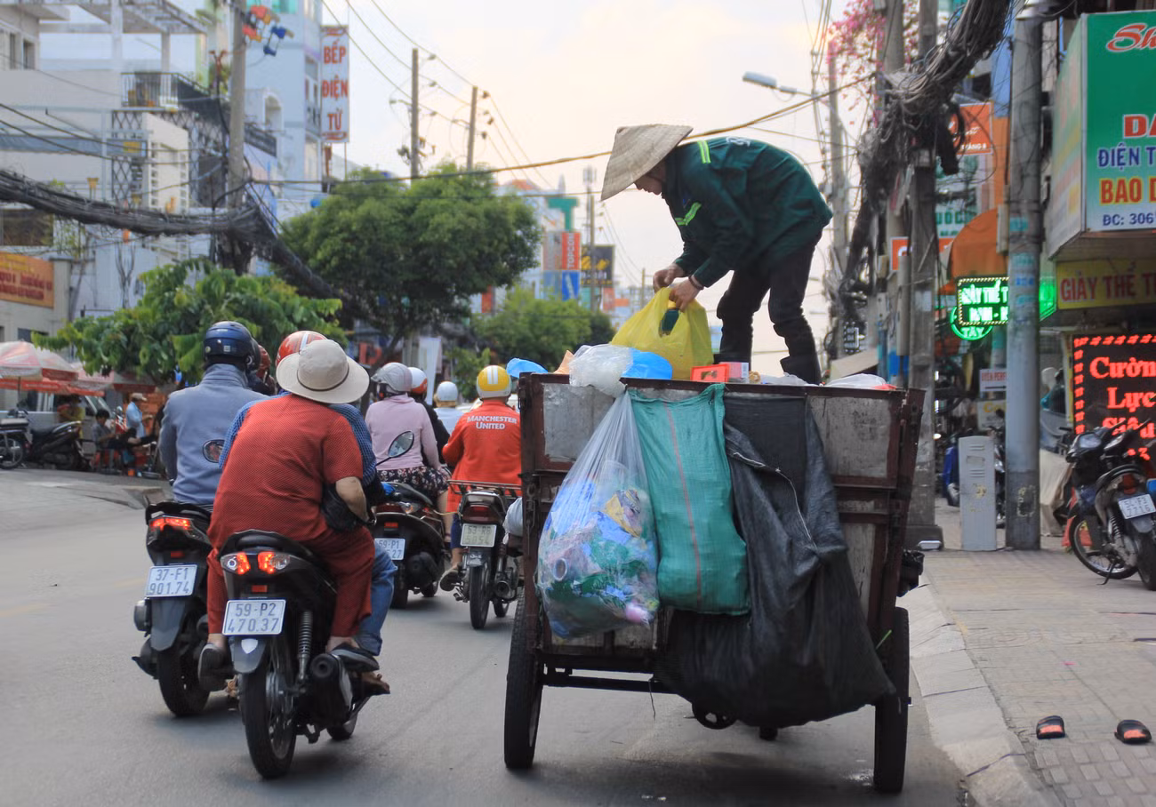 Người Sài Gòn vật lộn mưu sinh dưới nắng nóng gần 40 độ ảnh 6