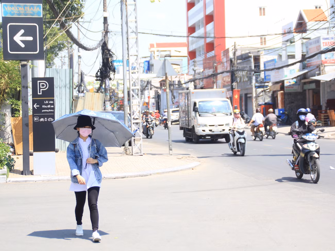 Người Sài Gòn vật lộn mưu sinh dưới nắng nóng gần 40 độ ảnh 8