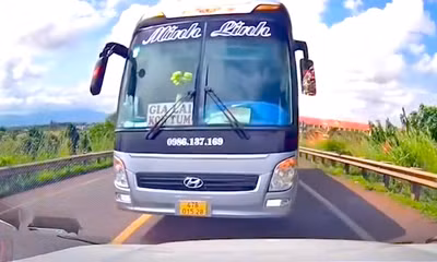 Xe khách lấn làn, vượt ẩu trên Quốc lộ 14 gây bức xúc