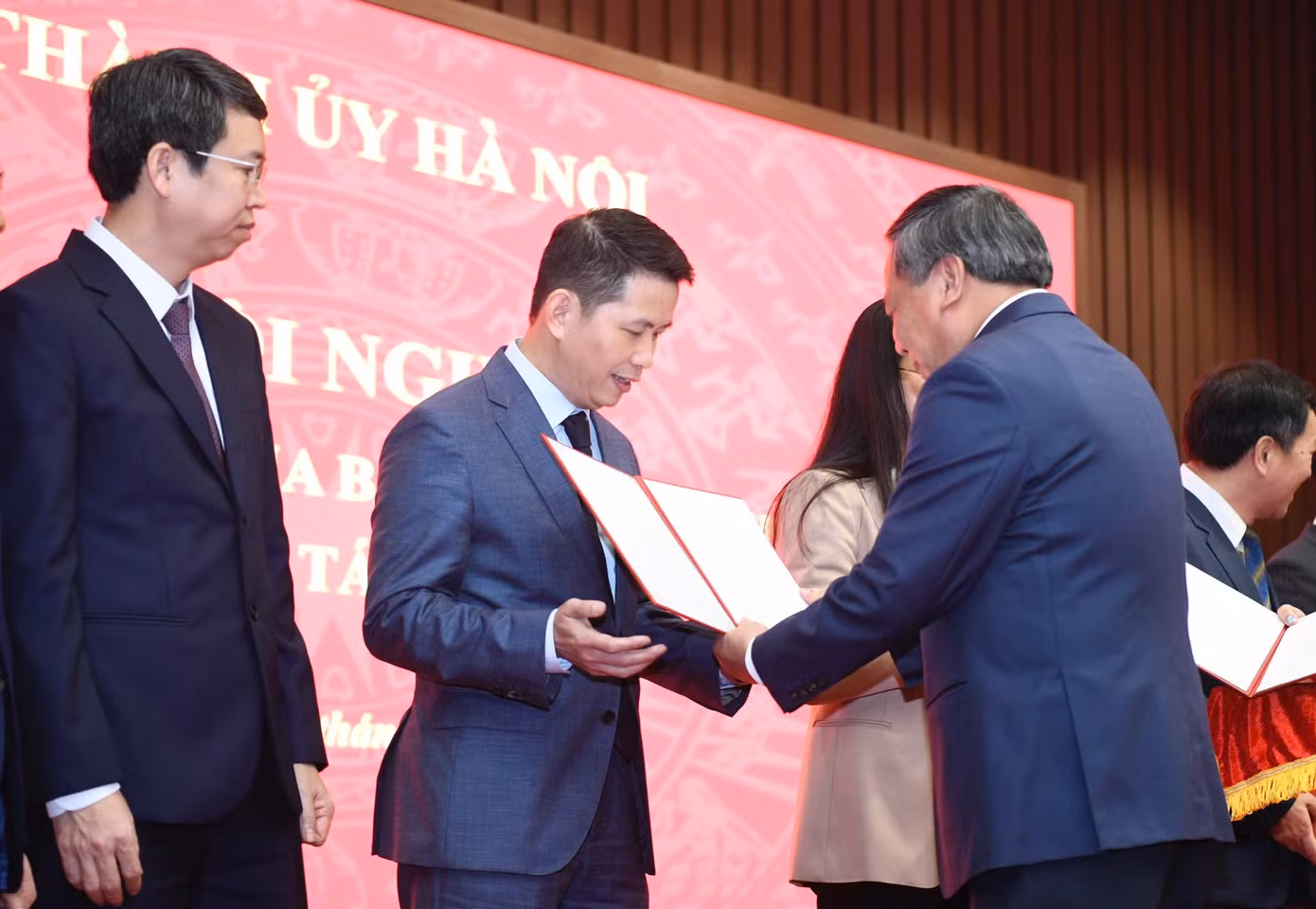tienphong-2412traoqd.jpg