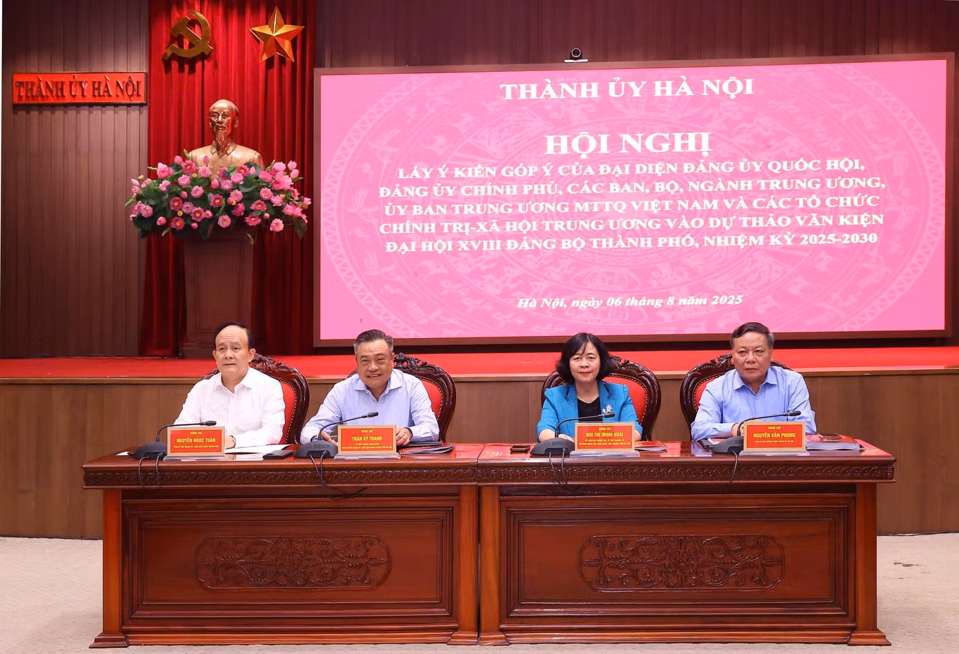 Lãnh đạo Thành uỷ - HĐND - UBND TP Hà Nội chủ trì hội nghị. Ảnh: Viết Thành.
