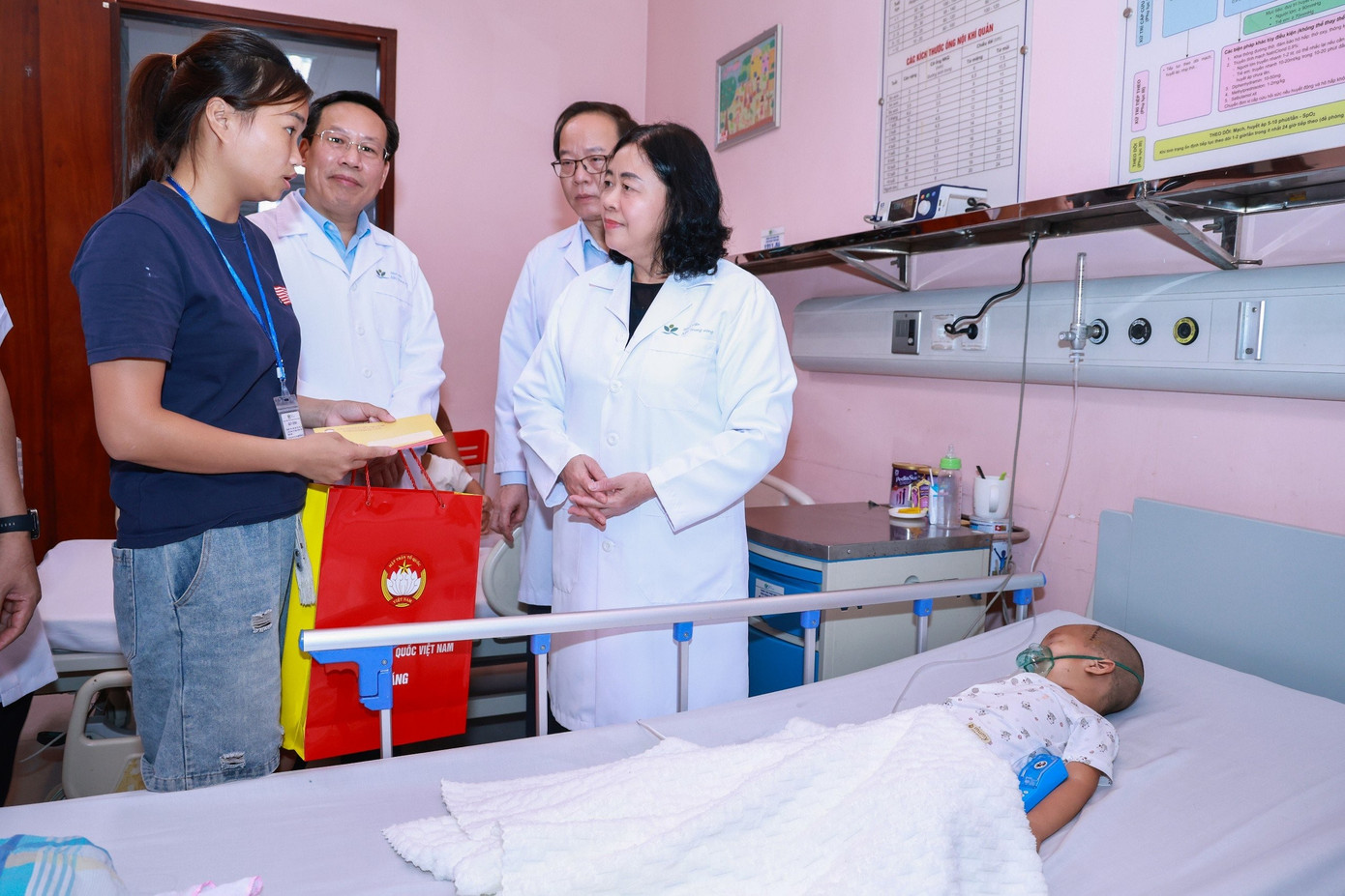 Chủ tịch Ủy ban Trung ương MTTQ Việt Nam Bùi Thị Minh Hoài tặng quà Trung thu cho bệnh nhi Chủ tịch Ủy ban Trung ương MTTQ Việt Nam Bùi Thị Minh Hoài tặng quà Trung thu cho bệnh nhi
