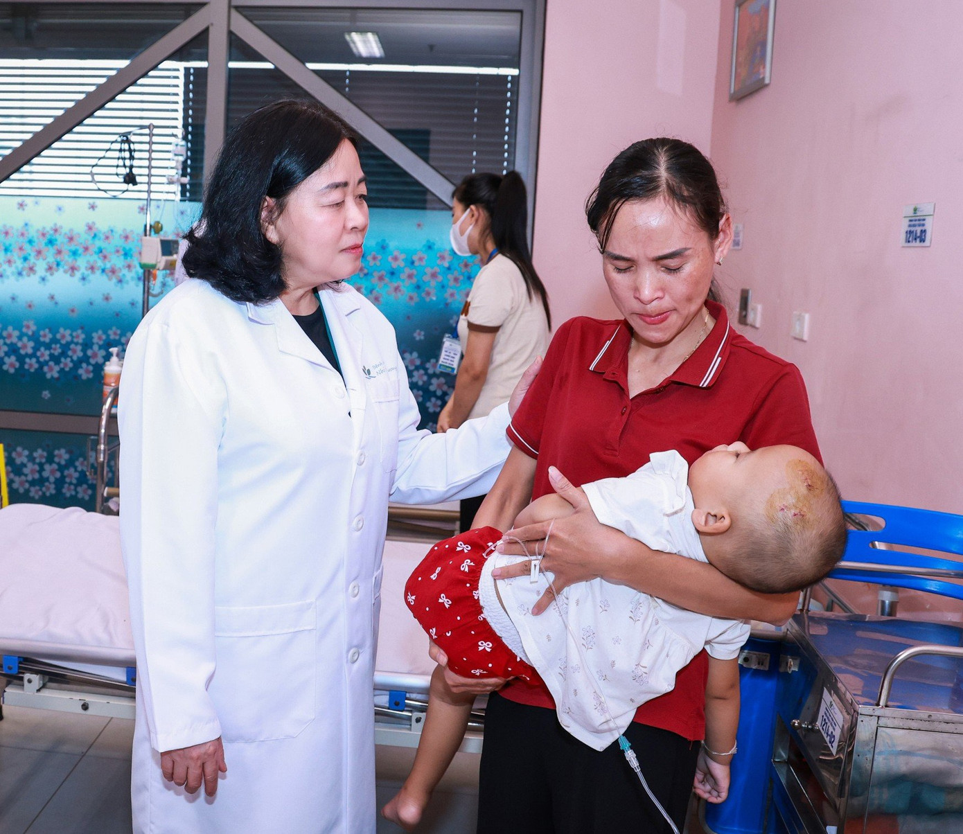 Chủ tịch Ủy ban Trung ương MTTQ Việt Nam Bùi Thị Minh Hoài tặng quà Trung thu cho bệnh nhi Chủ tịch Ủy ban Trung ương MTTQ Việt Nam Bùi Thị Minh Hoài tặng quà Trung thu cho bệnh nhi