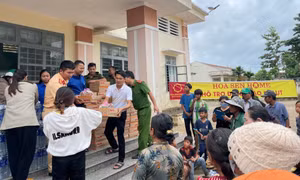 Tập đoàn Hoa Sen cứu trợ nhu yếu phẩm cho bà con vùng lũ xuyên đêm