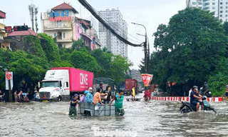'Hốt bạc' giữa biển nước: Dịch vụ kéo xe 'chạy sô' 200.000 đồng mỗi lượt ở Hà Nội