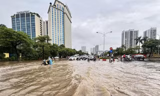 Nhiều tuyến đường Hà Nội vẫn bị phong tỏa vì ngập sâu, dân bì bõm lội nước đi làm