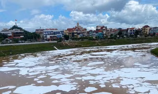 Công an vào cuộc vụ bọt trắng xoá như băng trên sông Kỳ Cùng