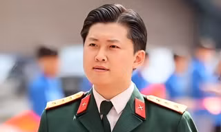 Đại úy quân nhân cùng 61 sinh viên hát về tình hữu nghị 