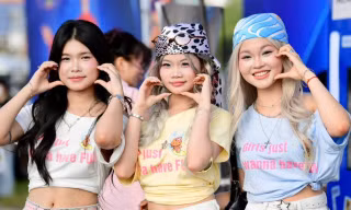 Hàng nghìn fan nữ biến concert Thanh xuân thành sàn diễn thời trang