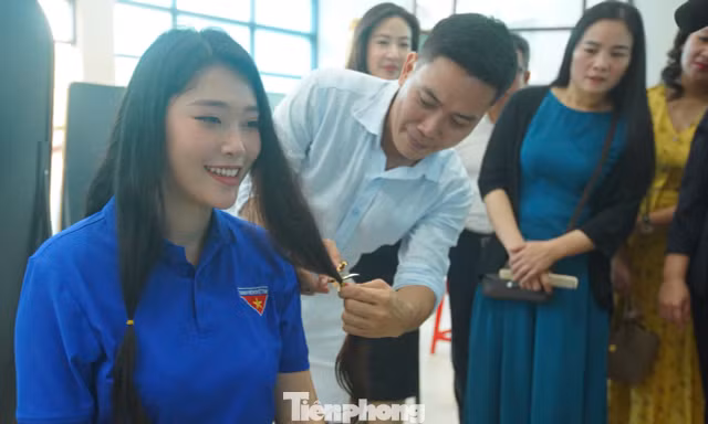 Bạn trẻ chung tay mang mái tóc mới đến bệnh nhân ung thư