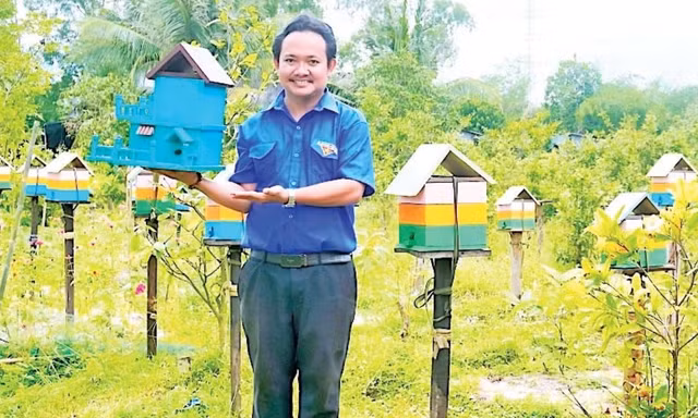 Anh Nguyễn Trung Thành với mô hình “Nuôi và khai thác mật ong dú trong vườn cây ăn trái kết hợp trồng cây thảo dược”