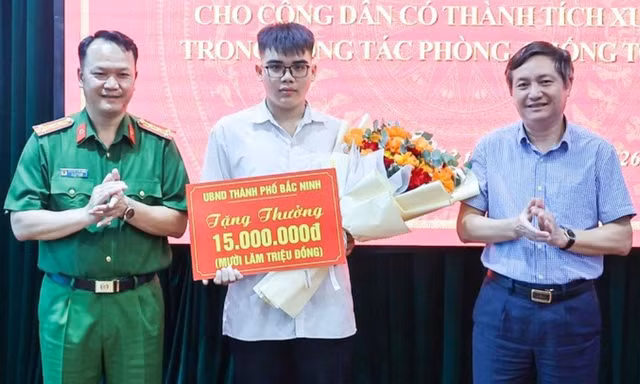 Lãnh đạo Công an thành phố Bắc Ninh khen thưởng em Phong.