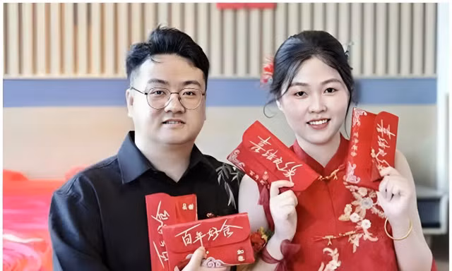 Xôn xao đám cưới đãi cua hoàng đế, lì xì khách hàng trăm triệu đồng
