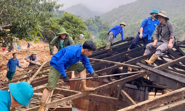Tuổi trẻ Sơn La dọn bùn, vác gỗ, sửa nhà giúp người dân sau mưa lũ